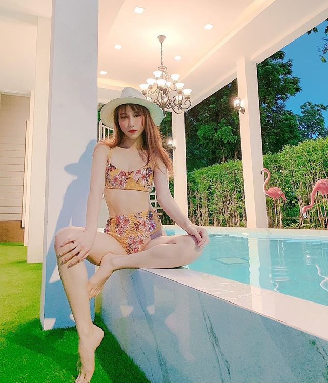 แอปเปิ้ล สีสะเหงี่ยน ไฮโซสาวลาว ในชุดว่ายน้ำ ลูกหนึ่งยังแซ่บ